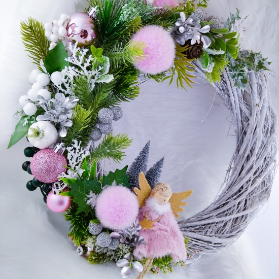 Wieniec bonarodzeniowy na drzwi różowy